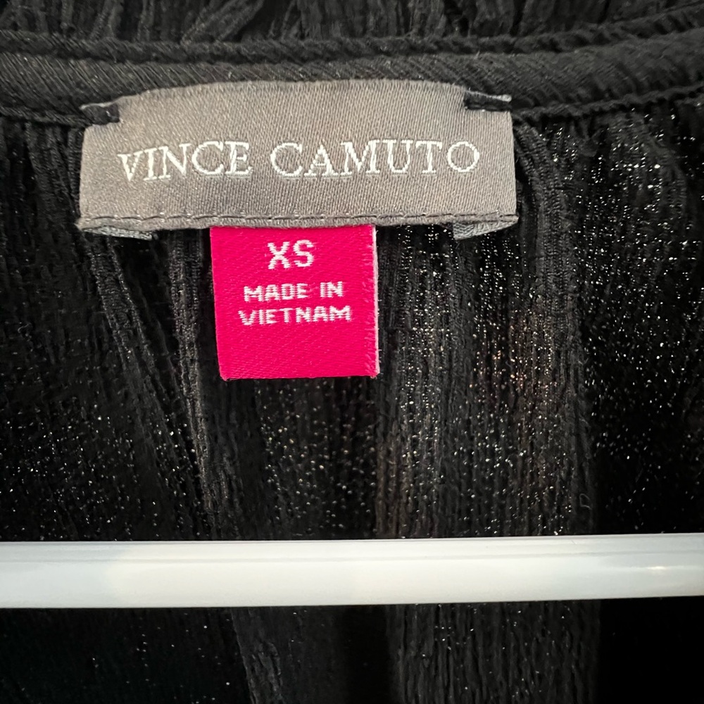 Vince Camuto, short sleeve feminine top, extra small black! ♥️